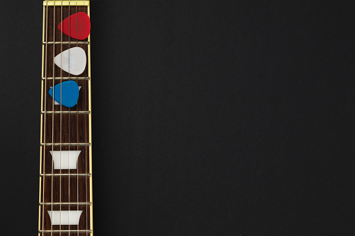 Cuello de guitarra eléctrica de estilo americano con picos rojos, blancos y azules. photo