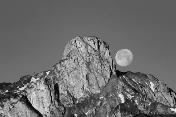the full moon dances over the stockhorn (mountain in canton bern, switzerland) - light effect full moon mountain peak european alps imagens e fotografias de stock