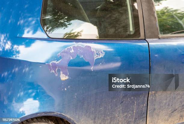 Coche Rayado Azul Con Pintura O Barniz Dañados Y Pelados En La Calle Foto de stock y más banco de imágenes de Abollado