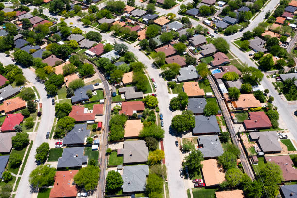 上から見た新しいアメリカの家 - aerial view suburb housing development texas ストックフォトと画像