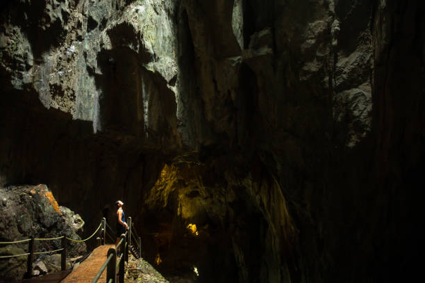 展望台で洞窟を探検する若い女性 - グヌンムル国立公園 ストックフォトと画像