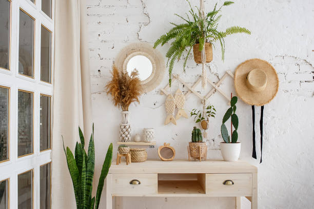 plantes vertes, fleurs séchées et cactus sur une table dans le style rustique. intérieur confortable de grenier avec le mur blanc de brique - wall mirror photos et images de collection