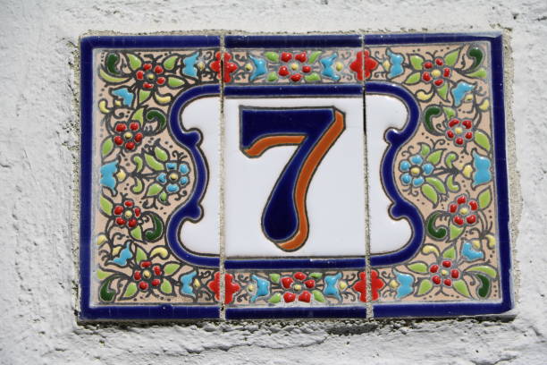 numer 7 na ścianie domu - out numbered zdjęcia i obrazy z banku zdjęć