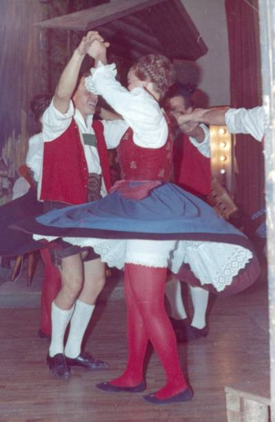 bawarska tradycyjna para kostiumowa tańcząca w namiocie piwnym - lederhosen oktoberfest beer dancing zdjęcia i obrazy z banku zdjęć