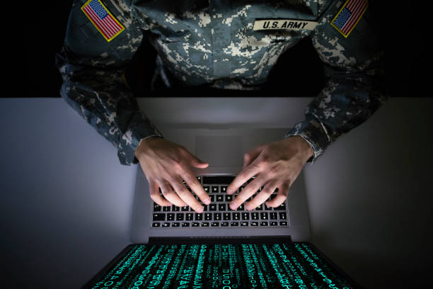 軍服を着たアメリカ兵が軍事情報センターでサイバー攻撃を防ぎます。テロを止めるためにメッセージを傍受した米国の将校。現代の戦争システム監視の概念。 - military building ストックフォトと画像