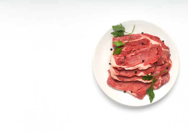 свежий сырой стейк из говядины, изолированный на белом фоне, вид сверху - lean meat стоковые фото и изображения