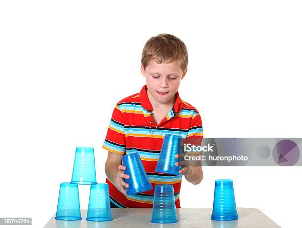 Niño Jugando Con Recipientes Foto de stock y más banco de imágenes de Apilar - Apilar, Niño, Taza