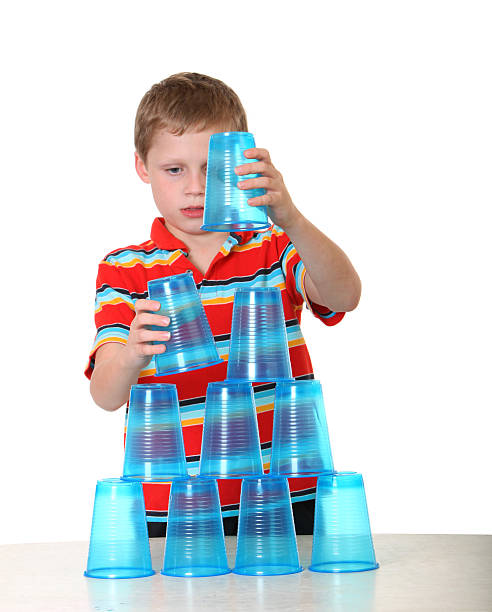 남자아이 스택작업 컵 - cup child geometric shape stacking 뉴스 사진 이미지