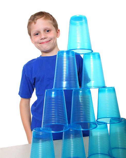 junge mit körbchen - cup child geometric shape stacking stock-fotos und bilder