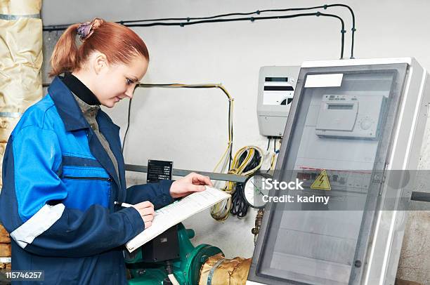 Engenheiro De Aquecimento Na Sala Da Caldeira - Fotografias de stock e mais imagens de Mulheres - Mulheres, Técnico, Engenheiro
