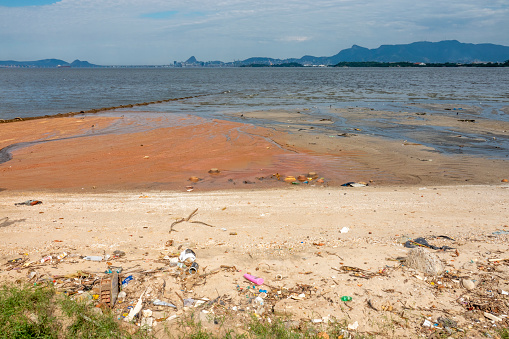 Sewage thrown on the sea without treatment
Ilha do Governador district in Rio de Janeiro
Border of Guanabara Bay
Sugarloaf in the background