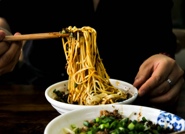 ешьте лапшу - szechuan cuisine стоковые фото и изображения