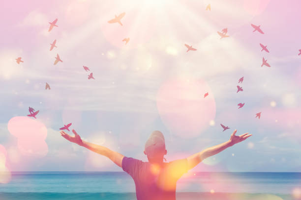 Copy space of man raise hand up on sunset sky at beach and island double exposure birds fly colorful bokeh abstract background. Freedom and travel adventure concept. Vintage tone filter color style. copia el espacio del hombre levantar la mano en el cielo de la puesta del sol en la playa y la isla de aves de doble exposición vuelan colorido fondo abstracto bokeh. concepto de aventura de libertad y viaje. estilo de color de filtro de tono vintage.