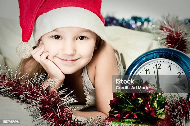 소녀만 침대 기다리는 자정 산타 클로스에 대한 스톡 사진 및 기타 이미지 - 산타 클로스, 침대, 12시