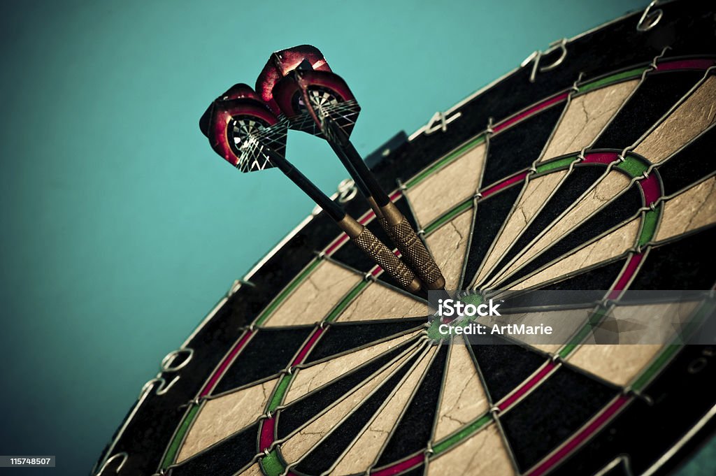 Três dardos sobre um bullseye, close up - Foto de stock de Jogo de Dardos royalty-free