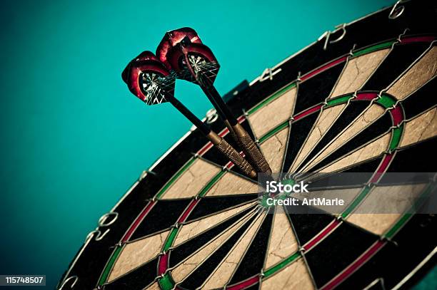 Foto de Três Dardos Sobre Um Bullseye Close Up e mais fotos de stock de Jogo de Dardos - Jogo de Dardos, Dardo - Equipamento esportivo, Competição