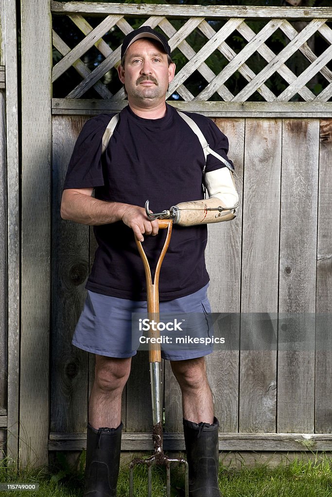 Trabajador con brazo ortopédica para personas con discapacidades. - Foto de stock de Equipo Protésico libre de derechos