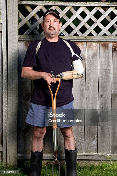 Trabajador Con Brazo Ortopédica Para Personas Con Discapacidades Foto de stock y más banco de imágenes de Equipo Protésico