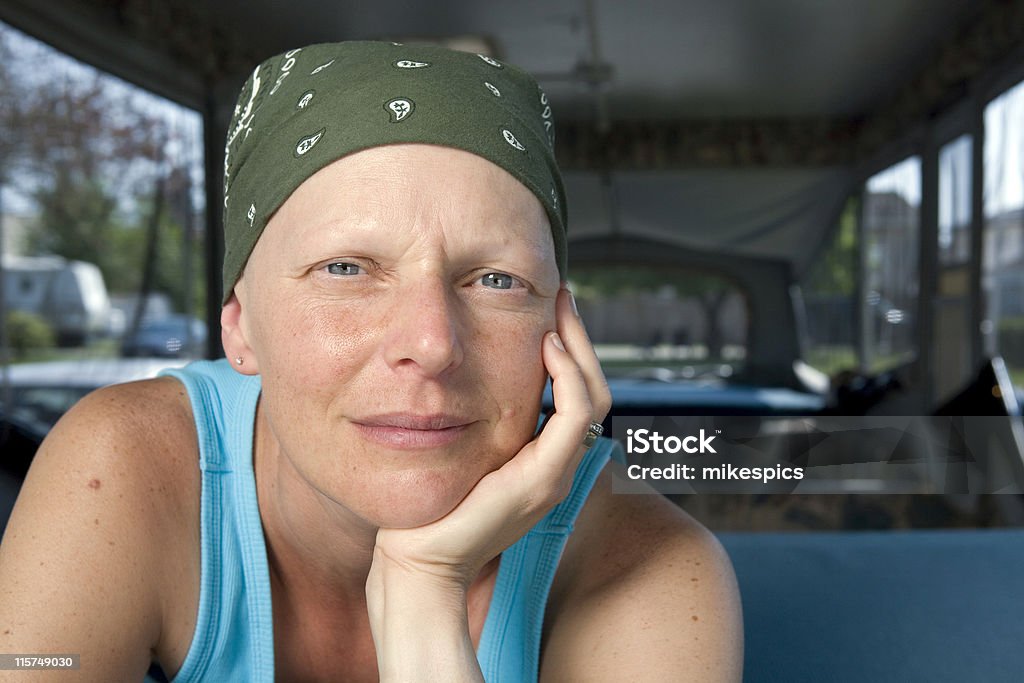 Femme avec le cancer du sein en portant un foulard sur la tête - Photo de Femmes libre de droits