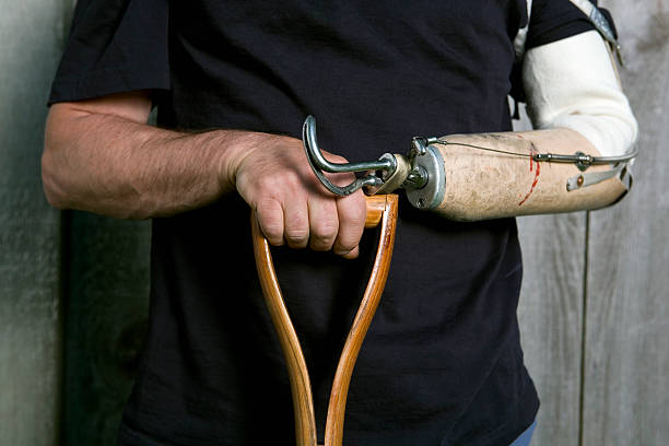 mann's hand und künstliche arm holding eine schaufel im griff. - accident occupation working physical impairment stock-fotos und bilder