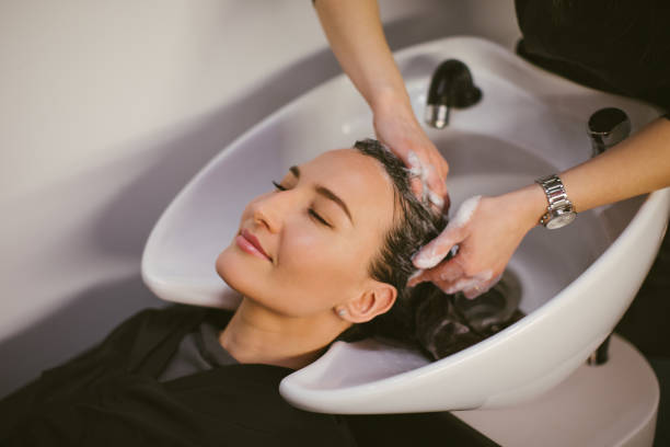 friseur waschen haare an den kunden - hair care beauty caucasian preparation stock-fotos und bilder