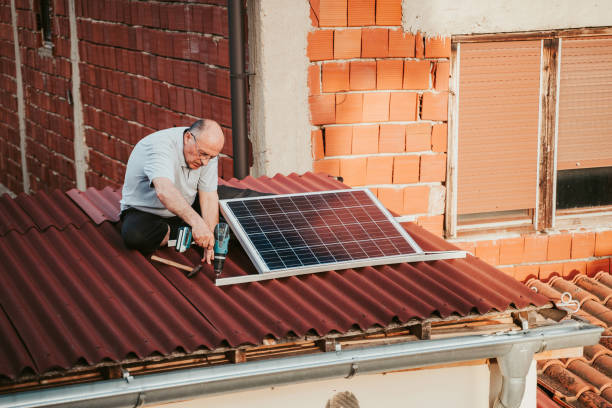 starszy mężczyzna instalujący panel słoneczny - solar power station solar panel solar energy house zdjęcia i obrazy z banku zdjęć