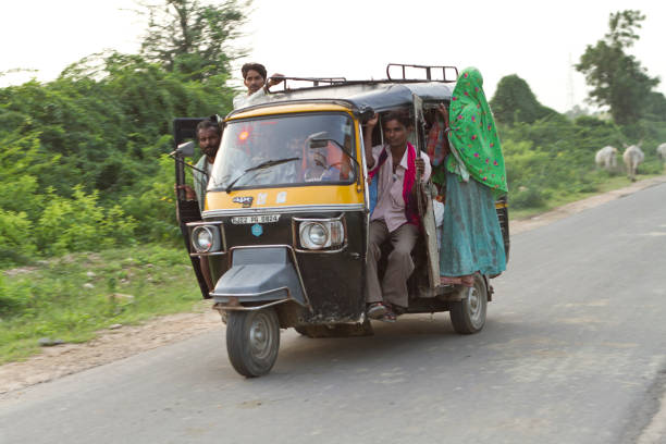 과부하 택시 - india car indian culture indian ethnicity 뉴스 사진 이미지