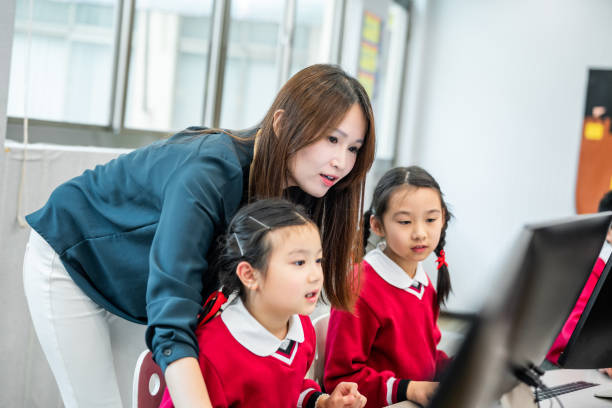 여자 컴퓨터 실습실 강사 교육 여자 - computer lab child internet development 뉴스 사진 이미지