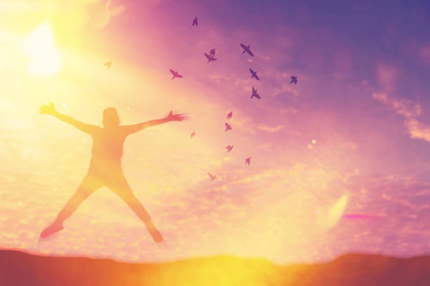 Silhouette man jump and birds fly on sunset sky and cloud texture abstract background. Copy space of feel good freedom and travel adventure concept. Vintage tone filter effect color style. silhouette hombre saltar y los pájaros vuelan en el cielo de la puesta del sol y la textura de la nube de fondo abstracto. copia el espacio de sentir la buena libertad y el concepto de aventura de viaje. estilo de color efecto de filtro de tono vintage.