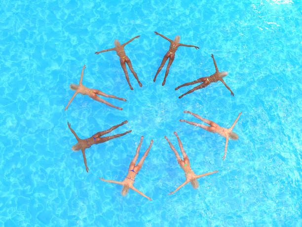 gruppo di ragazze creato forma in acqua - synchronized swimming swimming sport symmetry foto e immagini stock