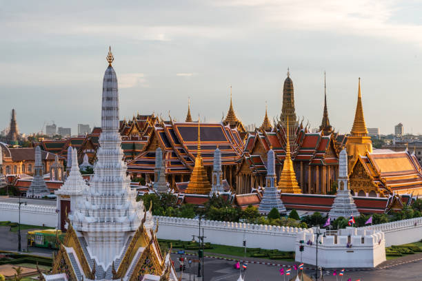 "t"tgrand palace und wat phra keaw - 2558 stock-fotos und bilder