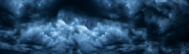 ciel nuageux foncé avant l'arrière-plan panoramique d'orage. panorama de ciel de tempête. vaste toile de fond sombre - dark sky photos et images de collection
