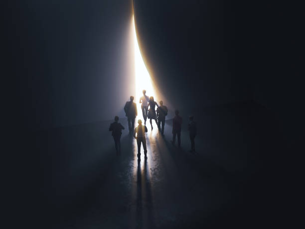 gruppo di persone alla porta che porta alla luce - luce alla fine del tunnel foto e immagini stock