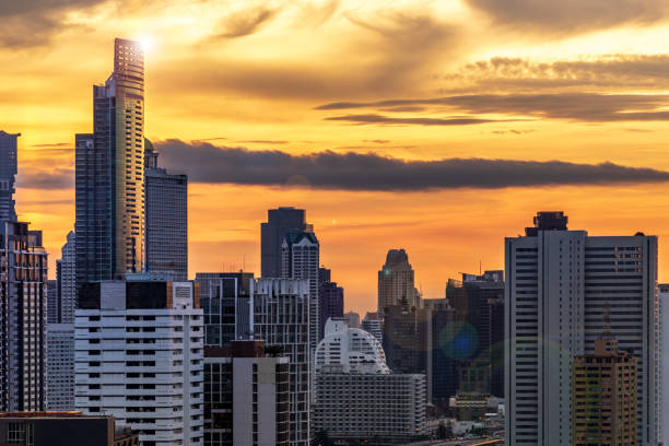 cénico do edifício urbano da arquitectura da cidade no nascer do sol dourado da skyline - hamamatsucho - fotografias e filmes do acervo