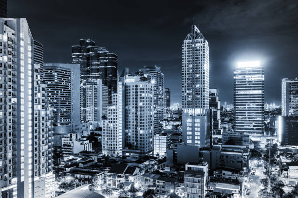 landschaft der dunklen nacht blau stadtbild gebäude lichtischen hintergrund - johannesburg night skyline dusk stock-fotos und bilder