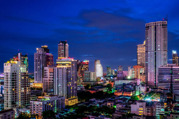 panoramico di edificio paesaggio urbano notturno sullo skyline crepuscolare - nairobi foto e immagini stock