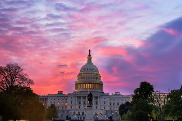 budynek capitol z dramatycznym wschodem słońca, waszyngton - washington dc monument sky famous place zdjęcia i obrazy z banku zdjęć