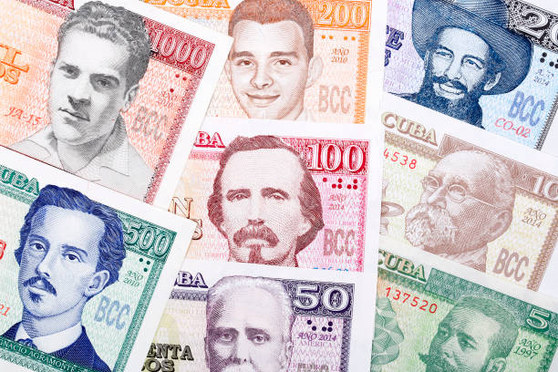 cubaanse pesos een achtergrond - cubaanse peso stockfoto's en -beelden