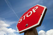 niedrig-und-breite-winkel-des-stop-schild-wolken-und-blauer-himmel.jpg?b=1&s=170x170&k=20&c=grGfruFjruPrwyva9ImwOTtDIefR31tIAWL9fDEcXgI=