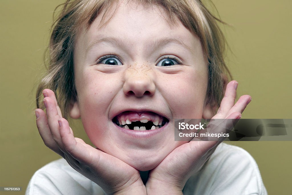 Rapariga Com Dentes Em Falta Fazendo Uma Cara Assustadora - Fotografias de  stock e mais imagens de Assustador - iStock