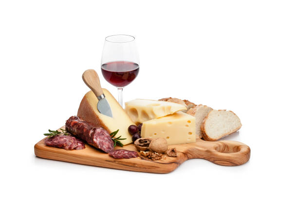 plateau de fromage et de vin d'isolement sur le fond blanc - cheese wine food appetizer photos et images de collection