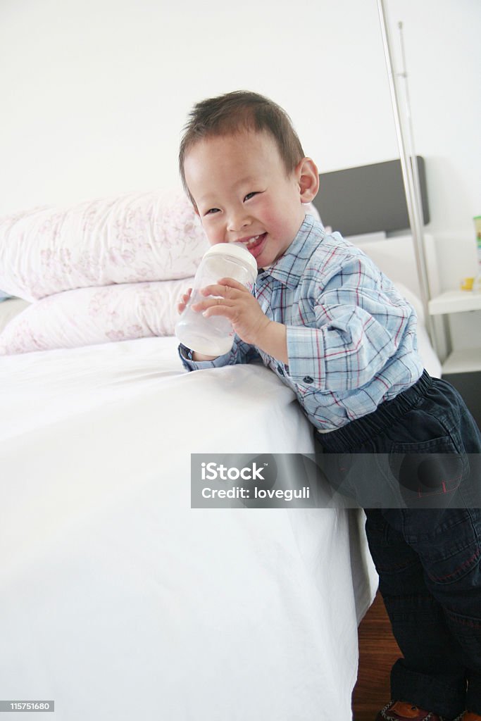 asian boy bebiendo leche - Foto de stock de 12-23 meses libre de derechos