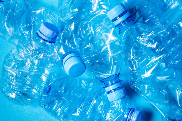 bottiglie di plastica accartocciate di acqua minerale. - nature russia environmental conservation mineral foto e immagini stock