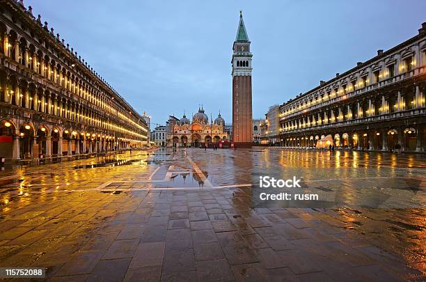 Vacío La Plaza De San Marcos Venecia Italia Foto de stock y más banco de imágenes de Agua - Agua, Aire libre, Anochecer