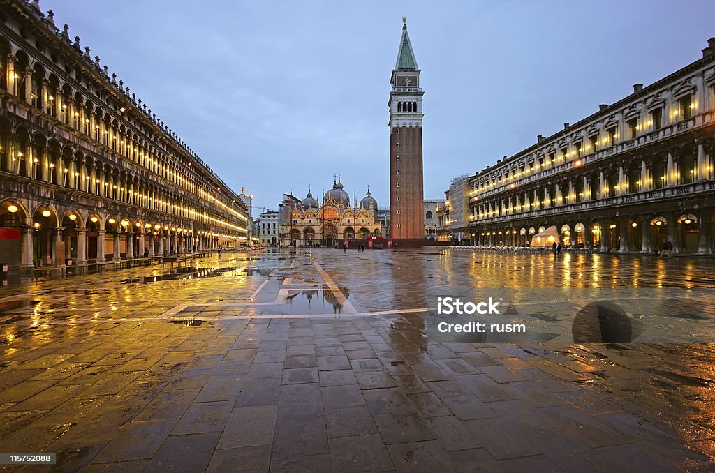 Vazio noite da Praça de São Marcos, em Veneza, Itália - Foto de stock de Arquitetura royalty-free