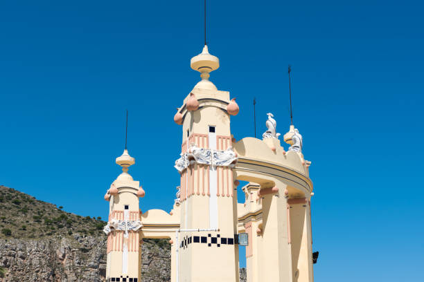 istock Crumbling Sicilian buildings 1157520995