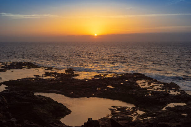 пунта-гинес, шарконес, природные бассейны, лансароте, испания - lanzarote bay canary islands beach стоковые фото и изображения