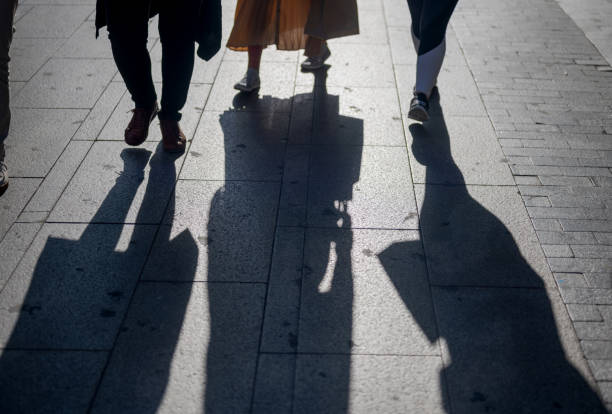 menschen in der fußgängerzone - rush hour commuter shadow focus on shadow stock-fotos und bilder
