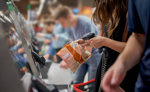 personnes utilisant la caisse libre-service - checkout counter cash register retail supermarket photos et images de collection