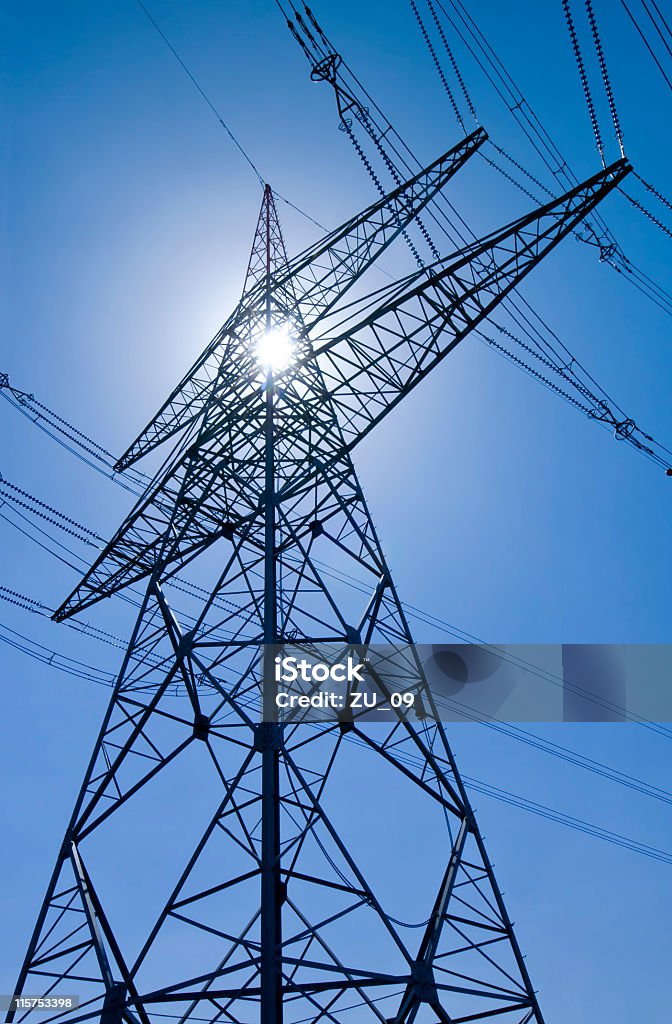 Power pylon mit blauer Himmel und Sonne - Lizenzfrei Achtung Hochspannung Stock-Foto